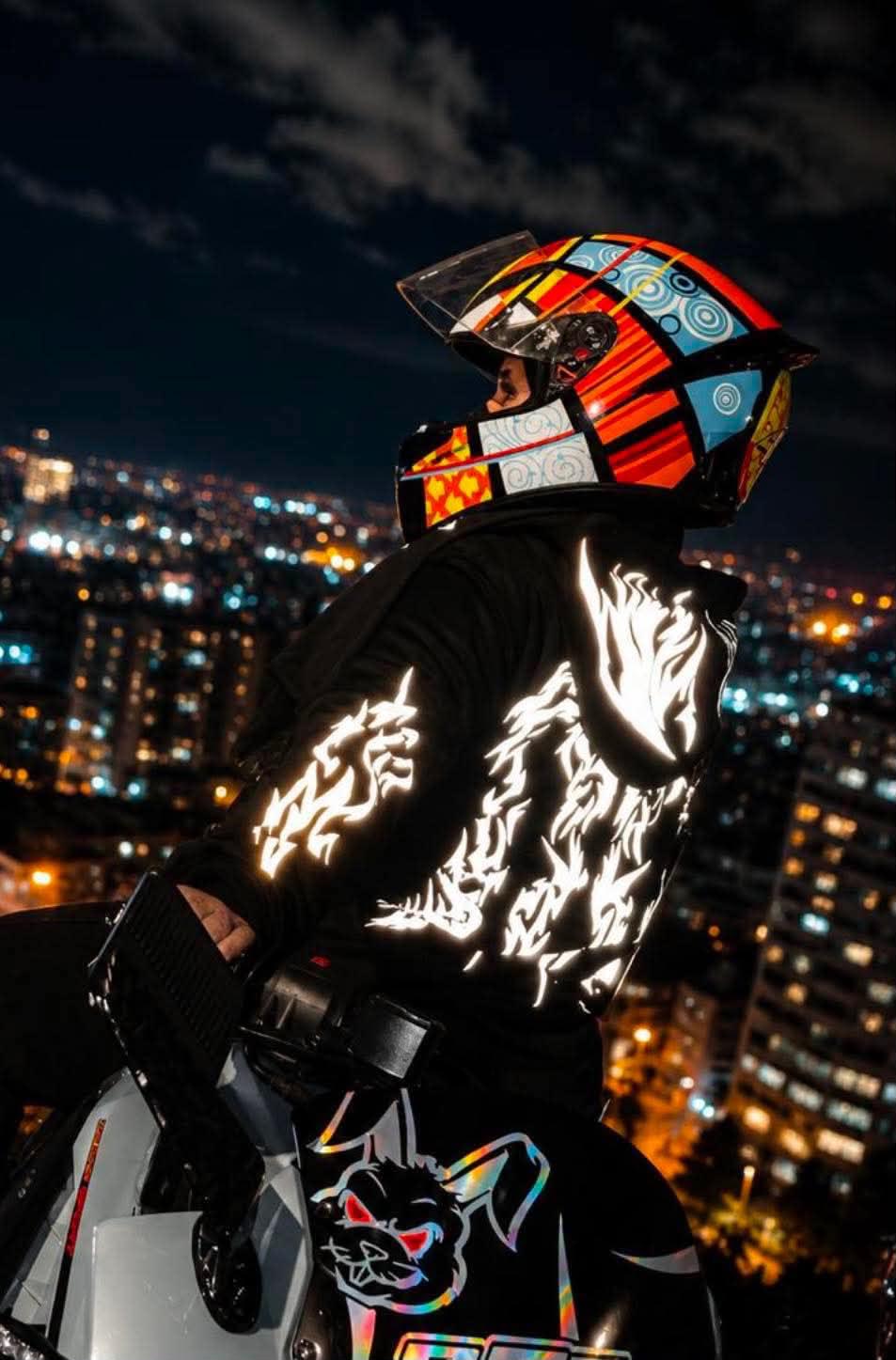 Hoodie reflectivo en una escena urbana nocturna